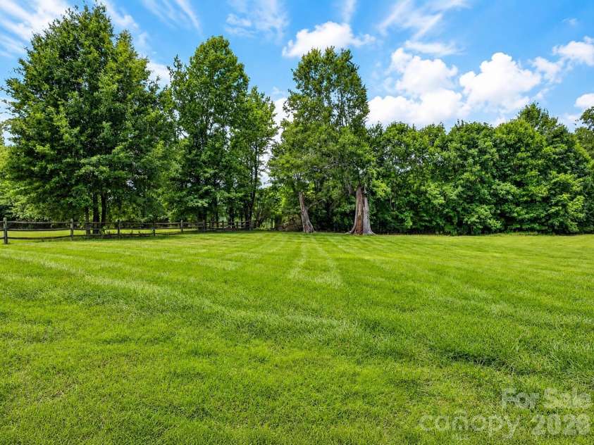 2027 Meadow Run Drive, Matthews, NC 28104.  MLS# CAR4410110, YatesRealty ID 43155. 