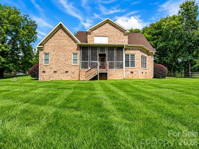 2027 Meadow Run Drive, Matthews, NC 28104.  MLS# CAR4410110, YatesRealty ID 43155. 