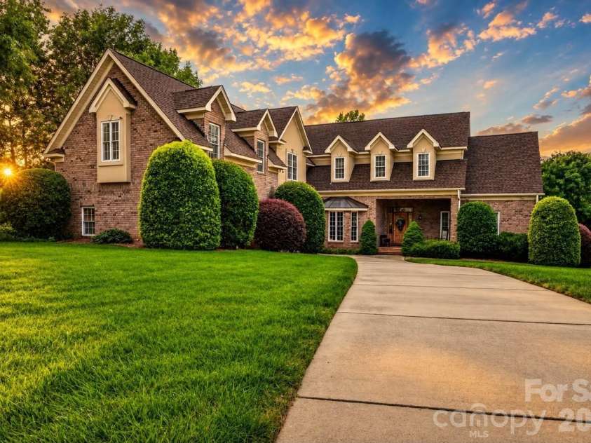 2027 Meadow Run Drive, Matthews, NC 28104.  MLS# CAR4410110, YatesRealty ID 43155. Welcome Home! Picture has been virtually edited for lighting