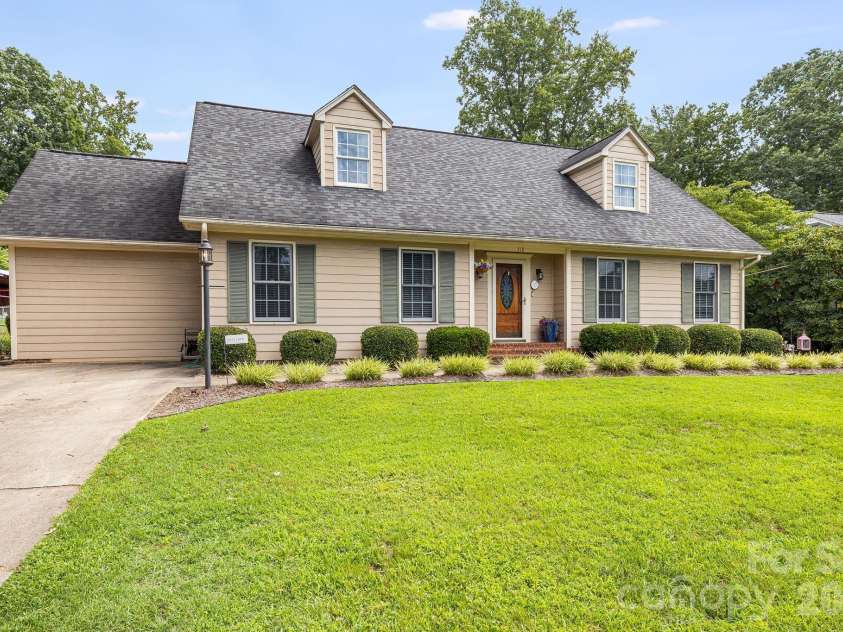 318 Sharon Avenue, Lenoir, NC 28645.  MLS# CAR4405501, YatesRealty ID 43157. 