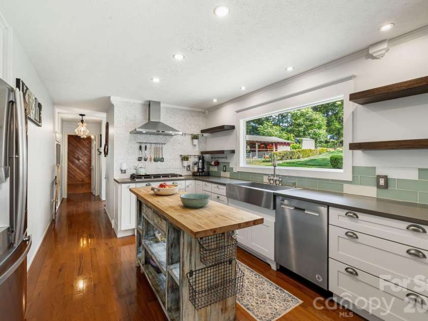 318 Sharon Avenue, Lenoir, NC 28645.  MLS# CAR4405501, YatesRealty ID 43157. 
