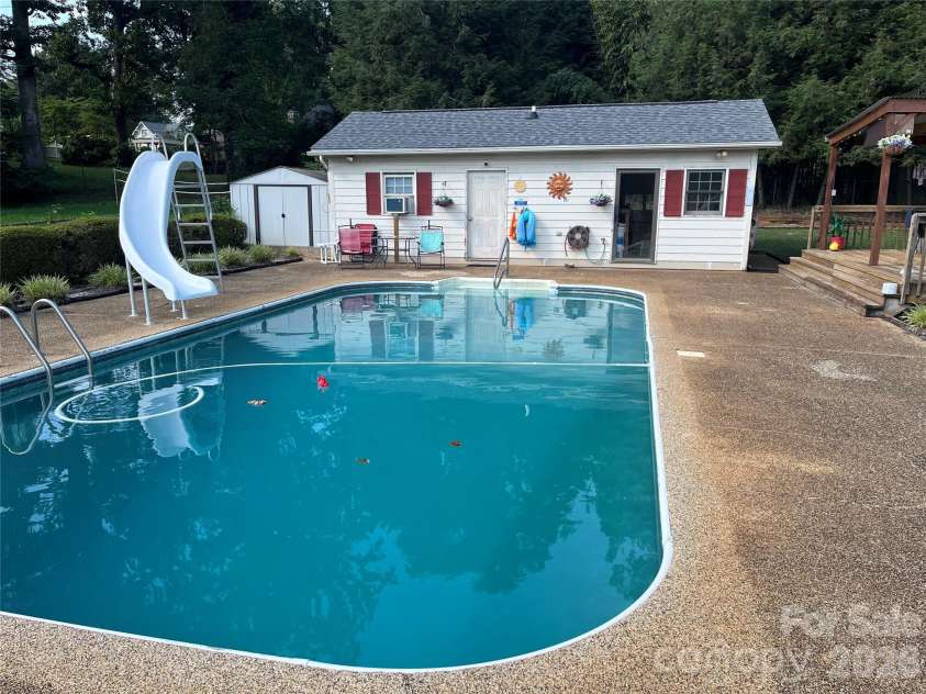 318 Sharon Avenue, Lenoir, NC 28645.  MLS# CAR4405501, YatesRealty ID 43157. 