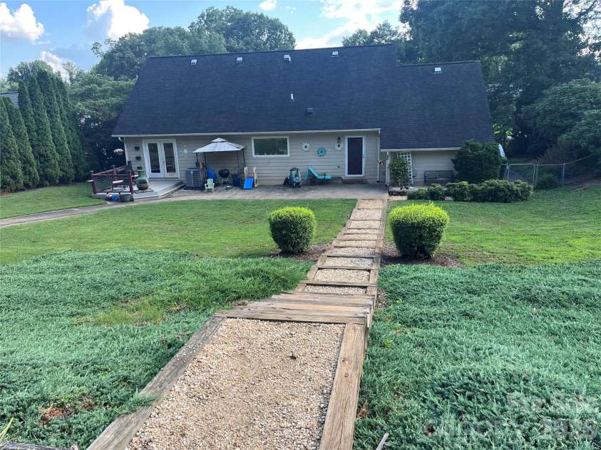 318 Sharon Avenue, Lenoir, NC 28645.  MLS# CAR4405501, YatesRealty ID 43157. 