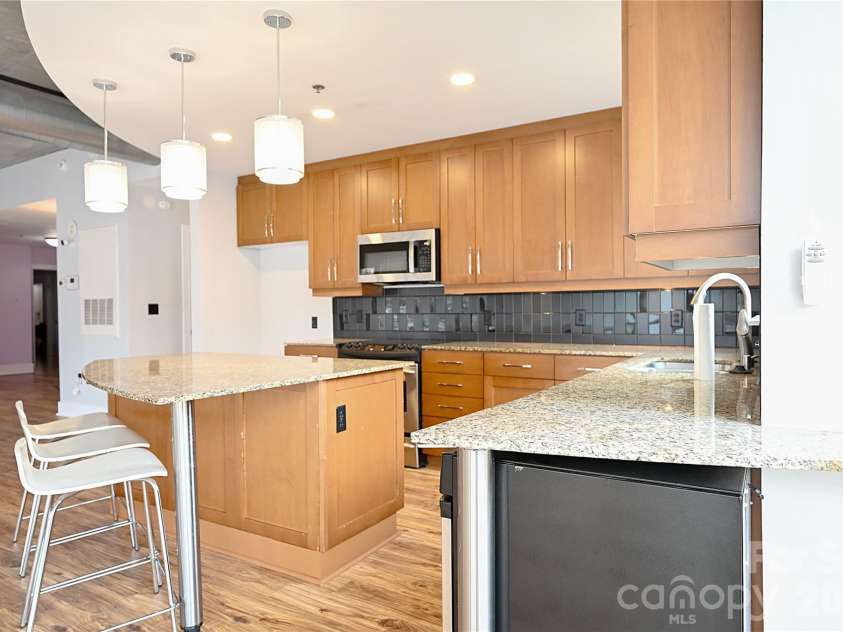 505 6th Street, Charlotte, NC 28202.  MLS# CAR4352098, YatesRealty ID 4316. Chef Style Kitchen with Lagre Powered Island