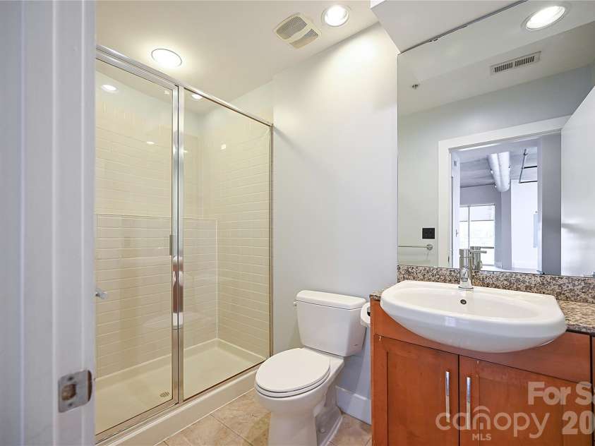 505 6th Street, Charlotte, NC 28202.  MLS# CAR4352098, YatesRealty ID 4316. Hall Full Bath