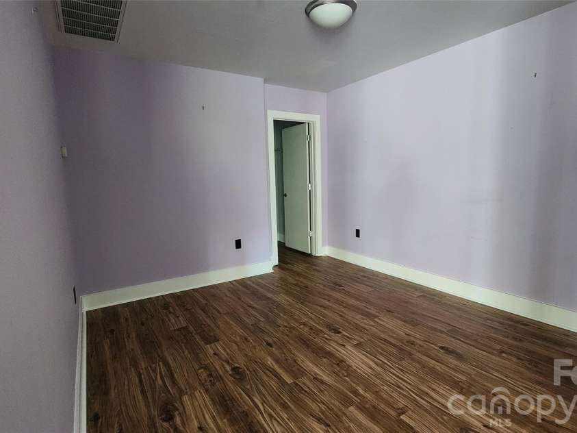 505 6th Street, Charlotte, NC 28202.  MLS# CAR4352098, YatesRealty ID 4316. Office/Flex Space wit a walk in Closet