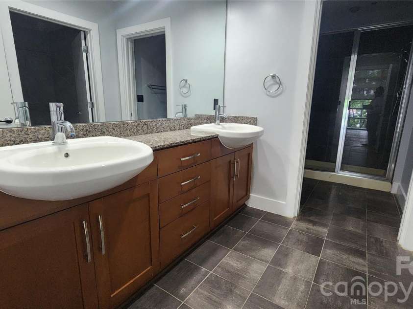 505 6th Street, Charlotte, NC 28202.  MLS# CAR4352098, YatesRealty ID 4316. Primary Bath featuring Dual Vanities