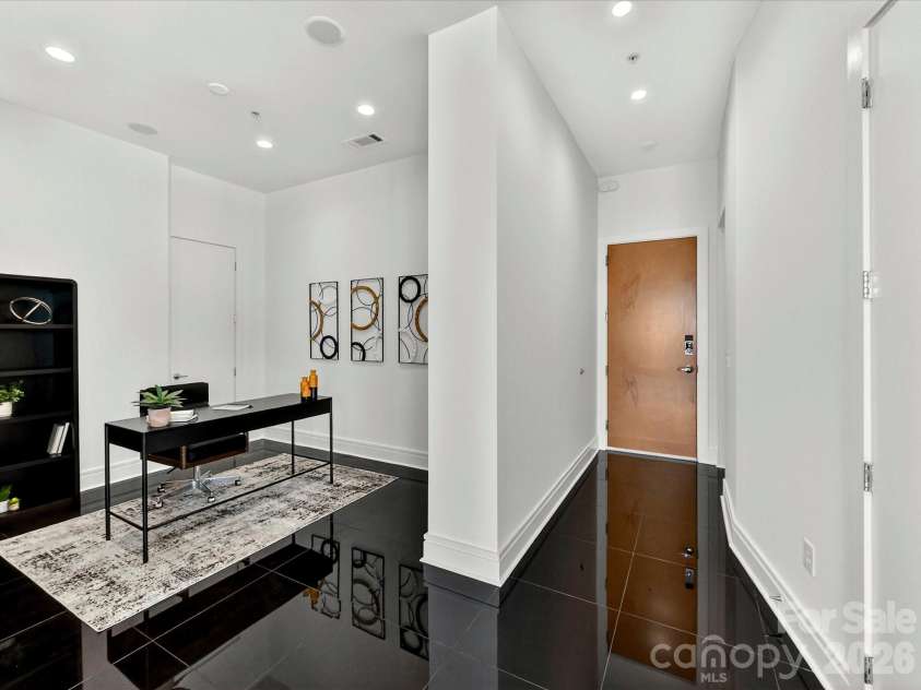 505 6th Street, Charlotte, NC 28202.  MLS# CAR4392815, YatesRealty ID 4316. Entry hallway