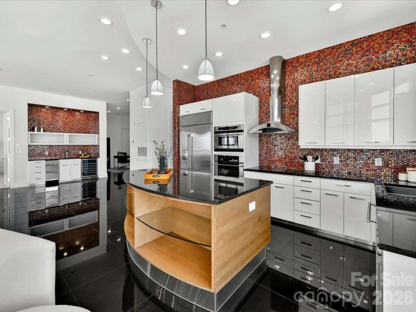 505 6th Street, Charlotte, NC 28202.  MLS# CAR4392815, YatesRealty ID 4316. Gourmet Kitchen