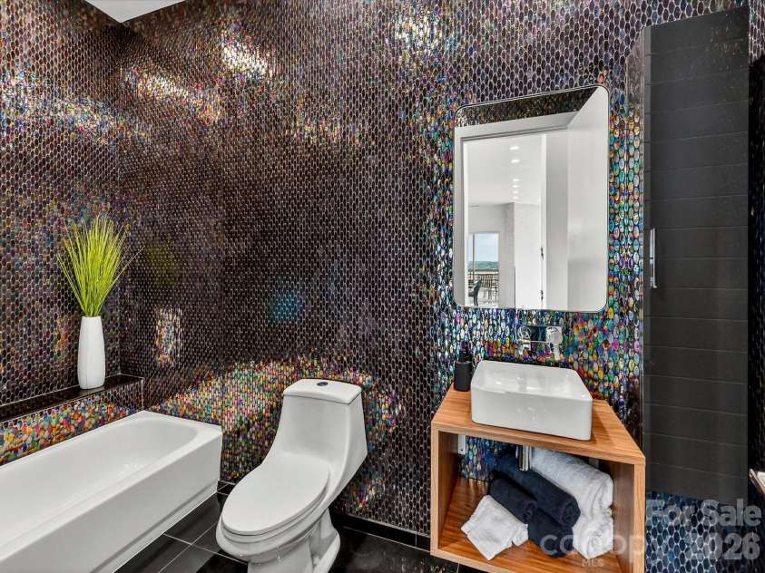 505 6th Street, Charlotte, NC 28202.  MLS# CAR4392815, YatesRealty ID 4316. Guest Bathroom