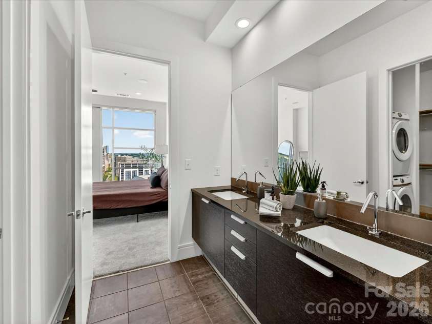 505 6th Street, Charlotte, NC 28202.  MLS# CAR4392815, YatesRealty ID 4316. Primary Bathroom