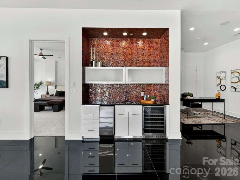 505 6th Street, Charlotte, NC 28202.  MLS# CAR4392815, YatesRealty ID 4316. Wet Bar with wine fridge