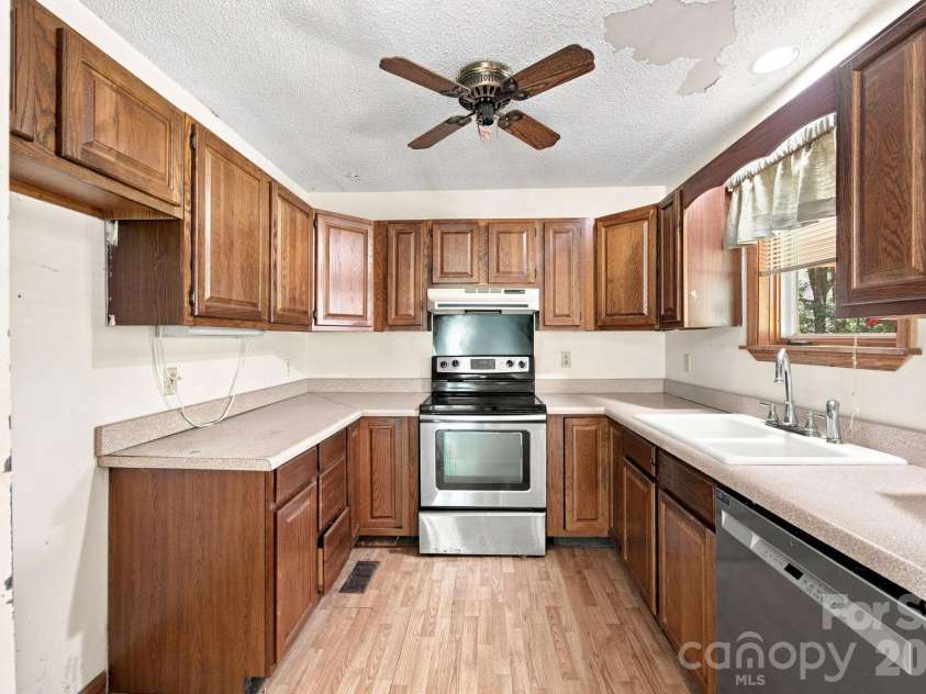 8016 Hedrick Circle, Huntersville, NC 28078.  MLS# CAR4412176, YatesRealty ID 43162. 