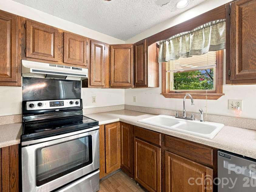8016 Hedrick Circle, Huntersville, NC 28078.  MLS# CAR4412176, YatesRealty ID 43162. 