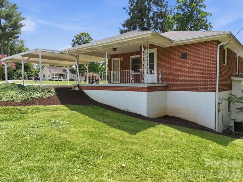 845 Sand Hill Road, Asheville, NC 28806.  MLS# CAR4407954, YatesRealty ID 43166. 