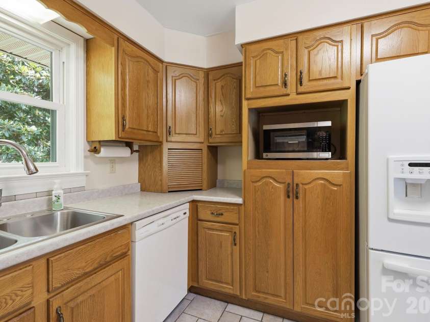 845 Sand Hill Road, Asheville, NC 28806.  MLS# CAR4407954, YatesRealty ID 43166. 