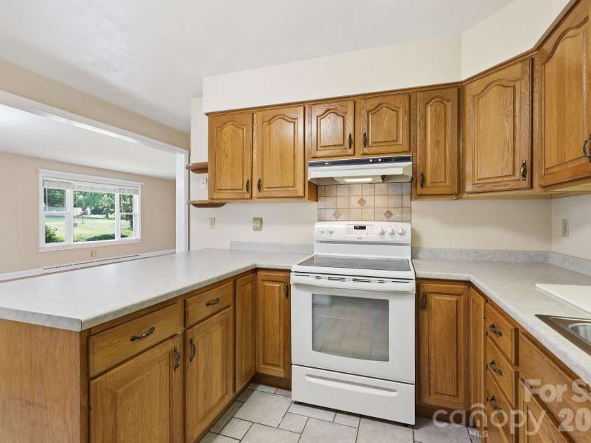 845 Sand Hill Road, Asheville, NC 28806.  MLS# CAR4407954, YatesRealty ID 43166. 