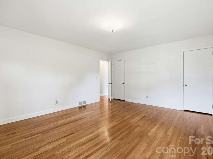 845 Sand Hill Road, Asheville, NC 28806.  MLS# CAR4407954, YatesRealty ID 43166. 