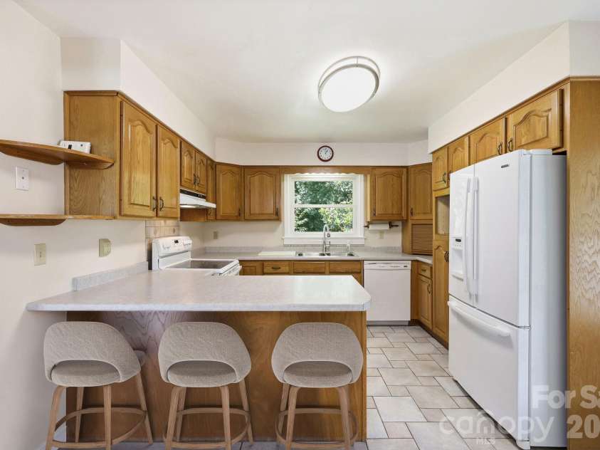 845 Sand Hill Road, Asheville, NC 28806.  MLS# CAR4407954, YatesRealty ID 43166. Breakfast bar