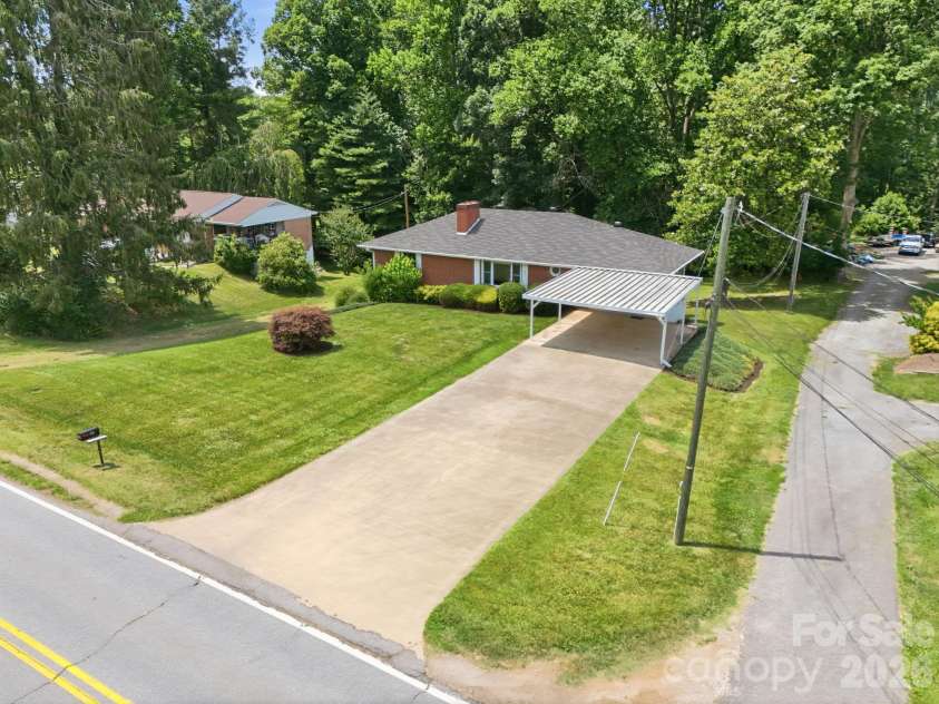 845 Sand Hill Road, Asheville, NC 28806.  MLS# CAR4407954, YatesRealty ID 43166. Large level yard
