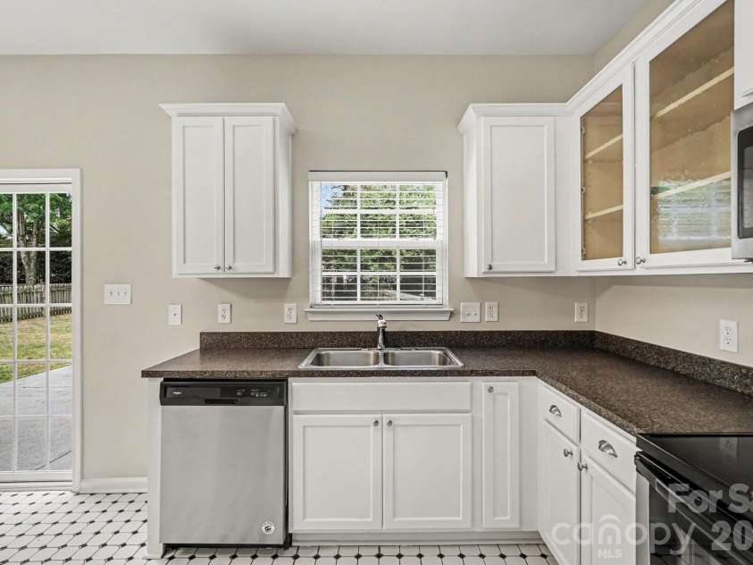 10004 Barrands Lane, Charlotte, NC 28278.  MLS# CAR4406172, YatesRealty ID 43167. 