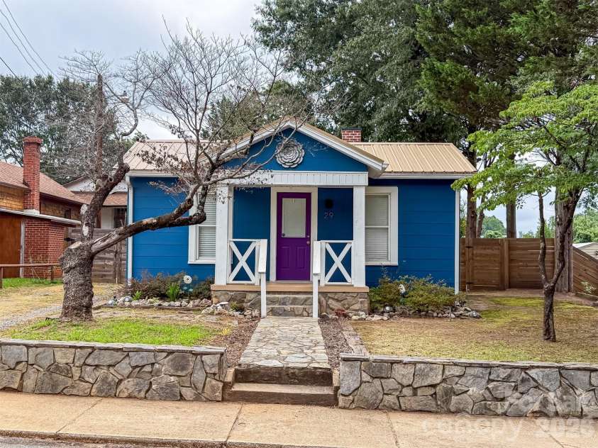 29 10th Street, Hickory, NC 28602.  MLS# CAR4413336, YatesRealty ID 43171. 