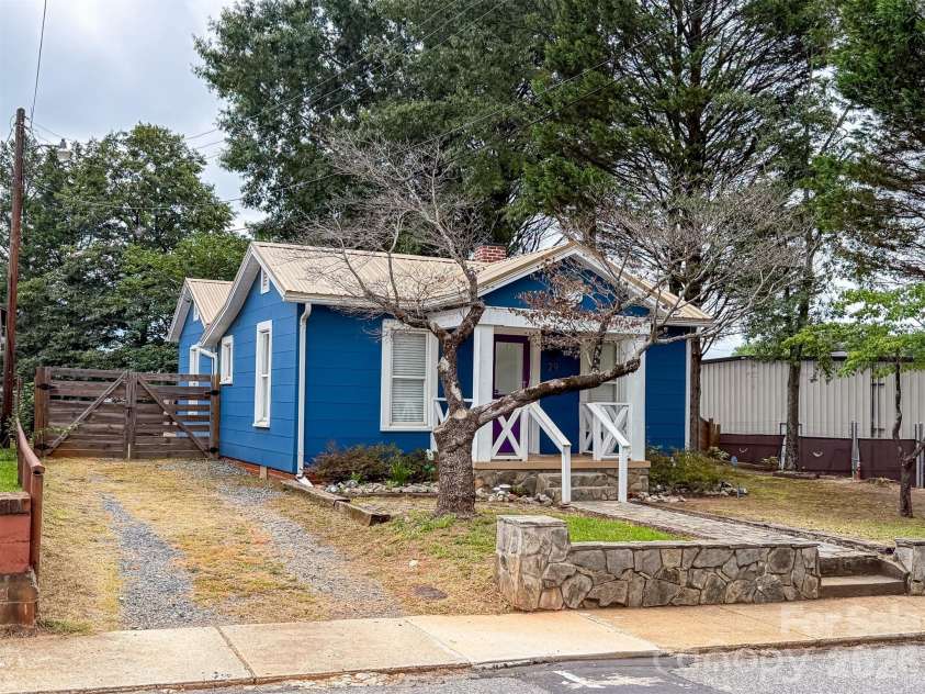 29 10th Street, Hickory, NC 28602.  MLS# CAR4413336, YatesRealty ID 43171. 