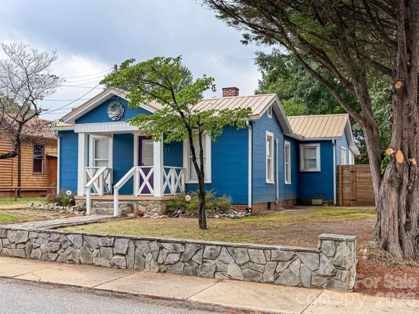 29 10th Street, Hickory, NC 28602.  MLS# CAR4413336, YatesRealty ID 43171. 