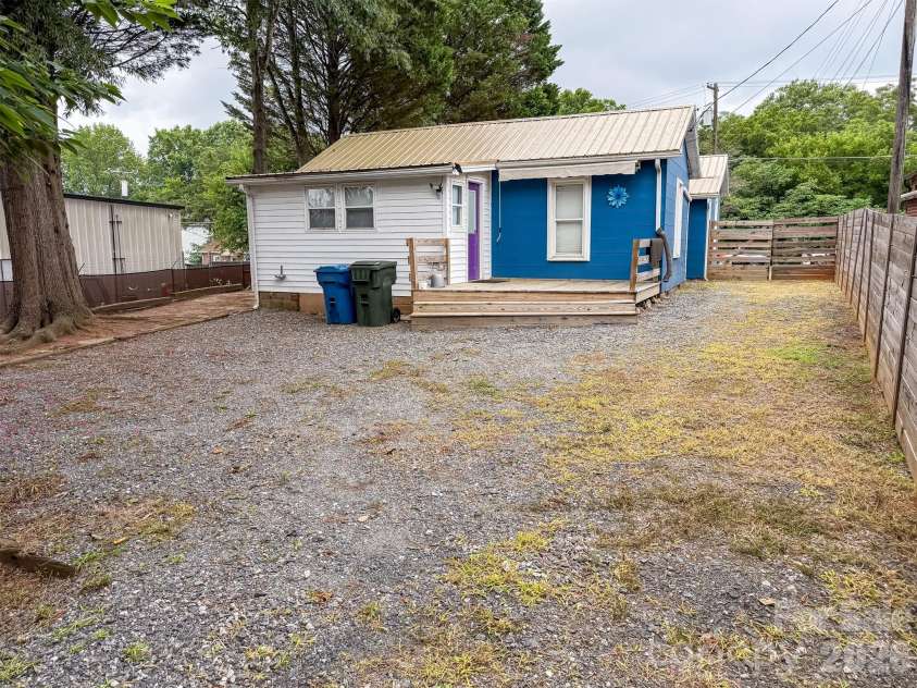 29 10th Street, Hickory, NC 28602.  MLS# CAR4413336, YatesRealty ID 43171. 