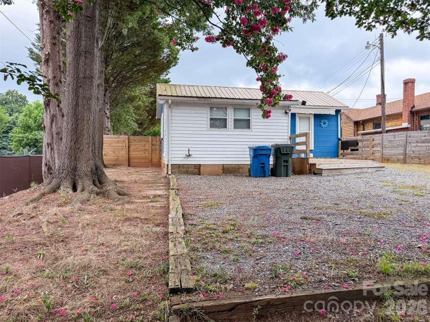 29 10th Street, Hickory, NC 28602.  MLS# CAR4413336, YatesRealty ID 43171. 