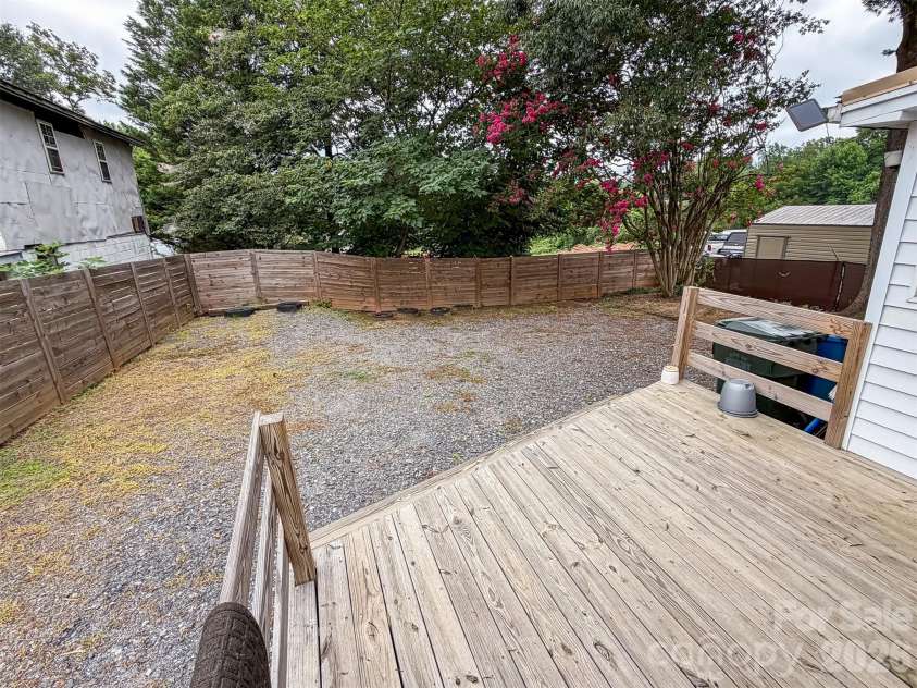 29 10th Street, Hickory, NC 28602.  MLS# CAR4413336, YatesRealty ID 43171. 