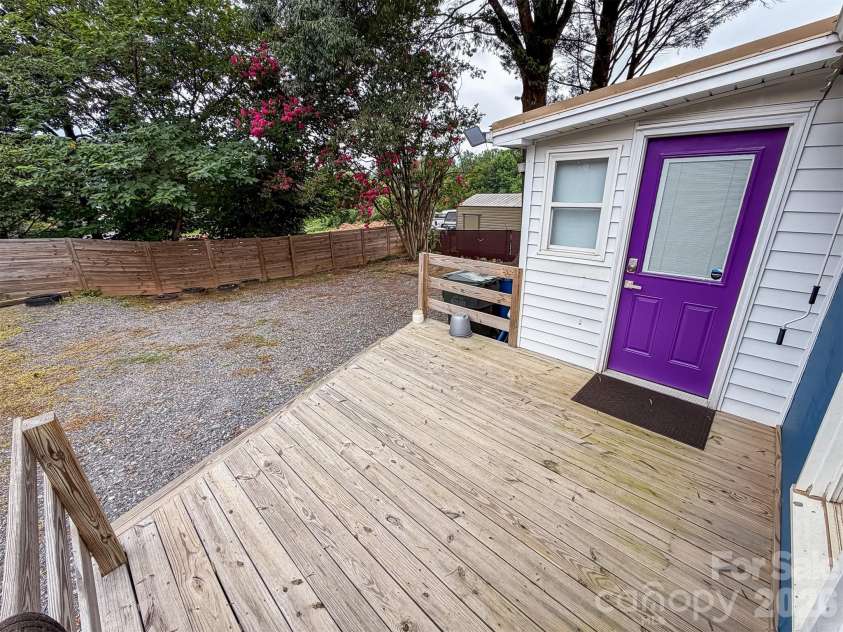 29 10th Street, Hickory, NC 28602.  MLS# CAR4413336, YatesRealty ID 43171. 