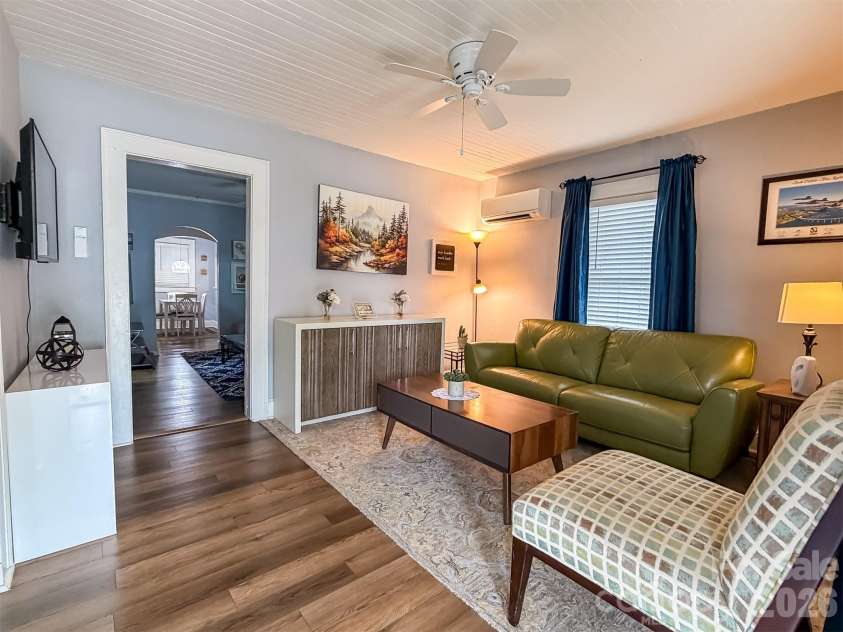 29 10th Street, Hickory, NC 28602.  MLS# CAR4413336, YatesRealty ID 43171. 