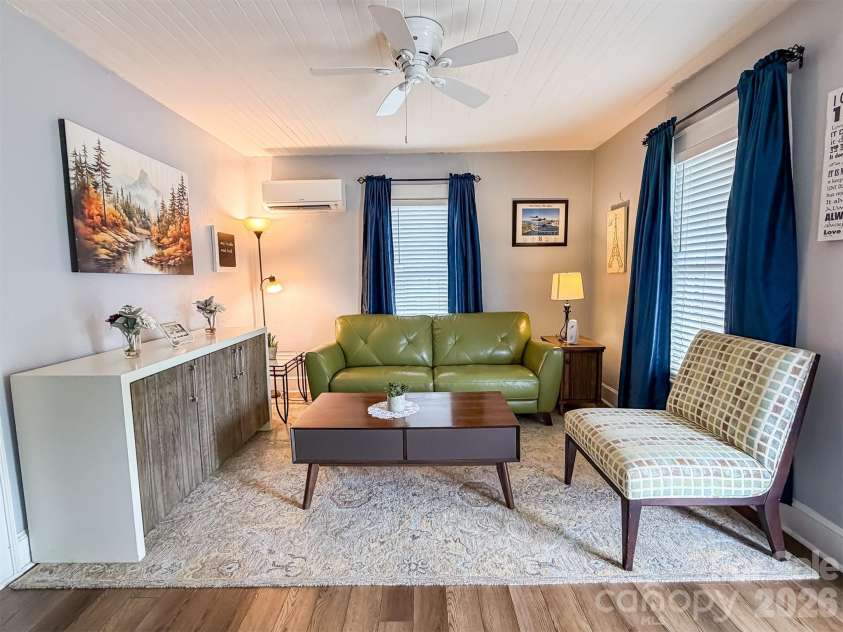 29 10th Street, Hickory, NC 28602.  MLS# CAR4413336, YatesRealty ID 43171. 