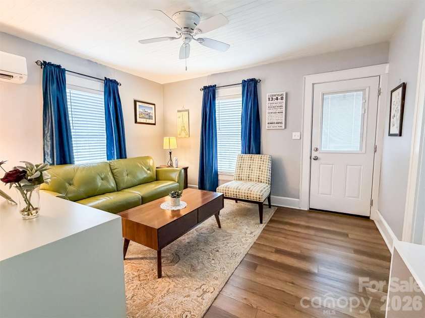 29 10th Street, Hickory, NC 28602.  MLS# CAR4413336, YatesRealty ID 43171. 
