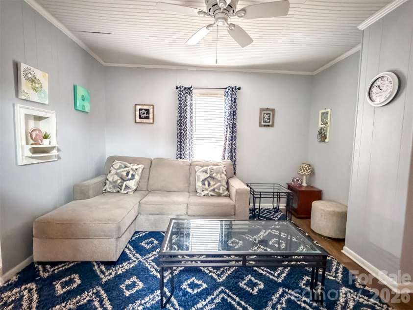 29 10th Street, Hickory, NC 28602.  MLS# CAR4413336, YatesRealty ID 43171. 