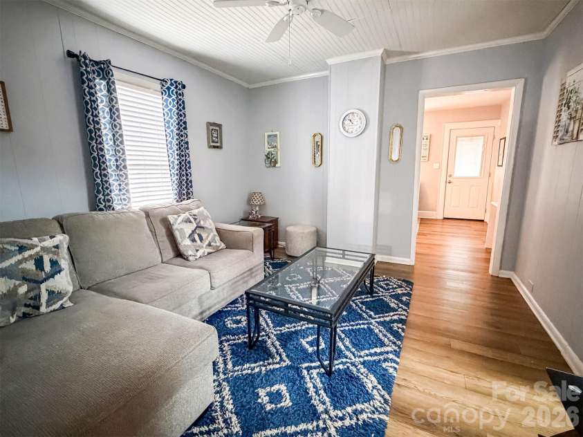 29 10th Street, Hickory, NC 28602.  MLS# CAR4413336, YatesRealty ID 43171. 