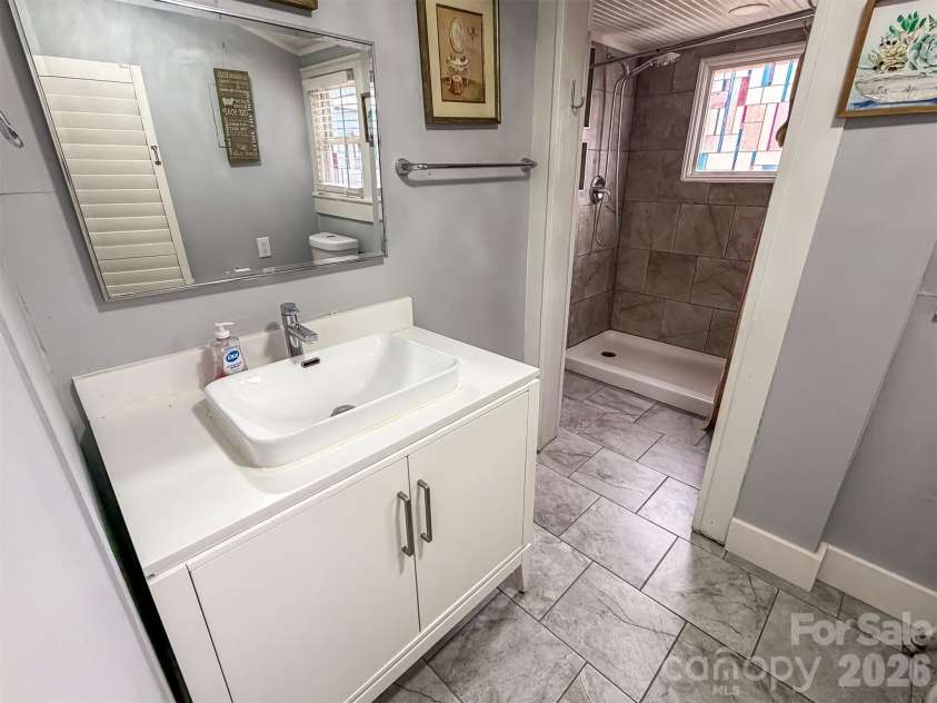 29 10th Street, Hickory, NC 28602.  MLS# CAR4413336, YatesRealty ID 43171. 