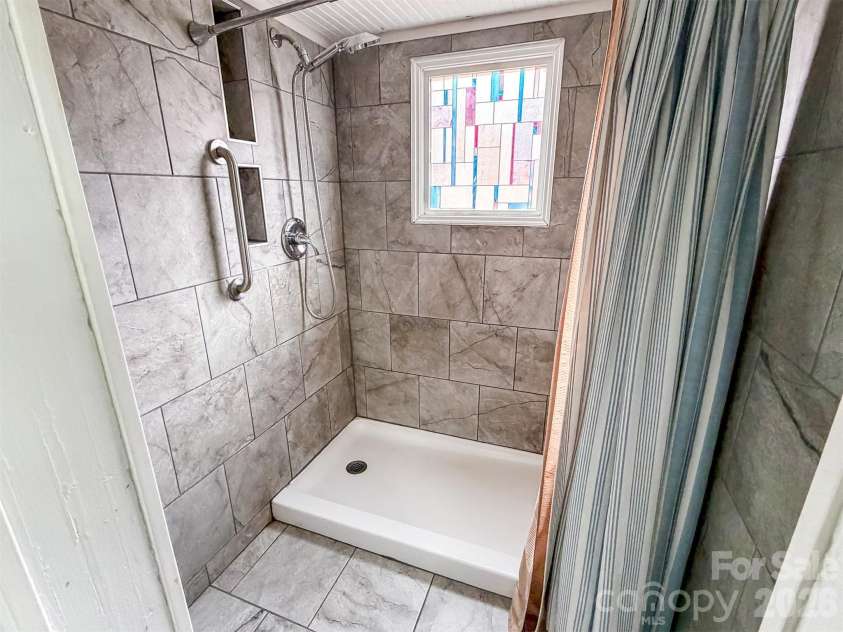 29 10th Street, Hickory, NC 28602.  MLS# CAR4413336, YatesRealty ID 43171. 