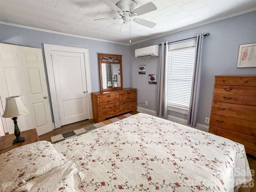 29 10th Street, Hickory, NC 28602.  MLS# CAR4413336, YatesRealty ID 43171. 