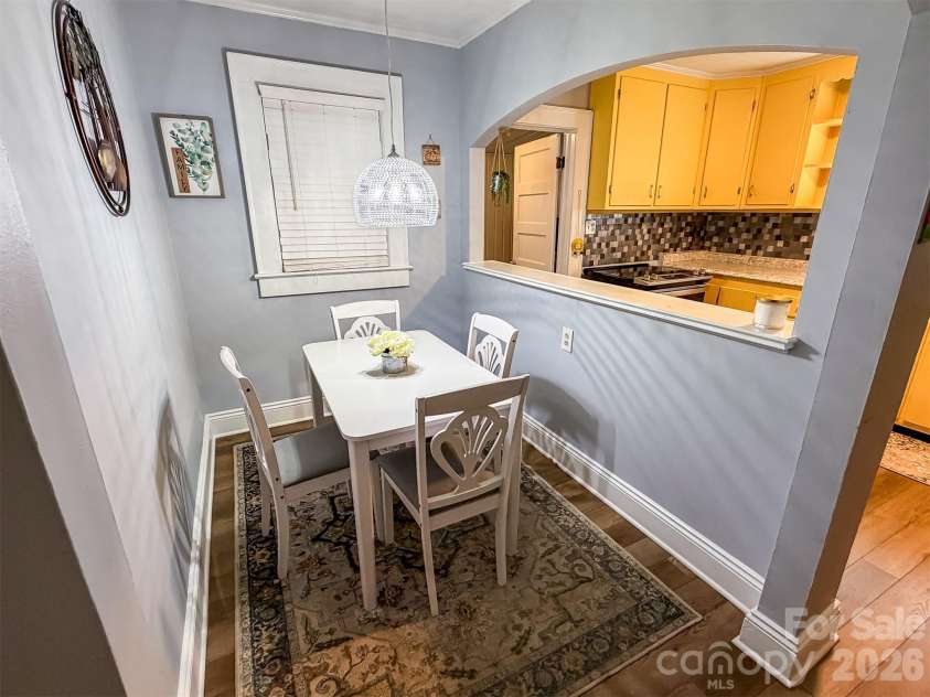 29 10th Street, Hickory, NC 28602.  MLS# CAR4413336, YatesRealty ID 43171. 