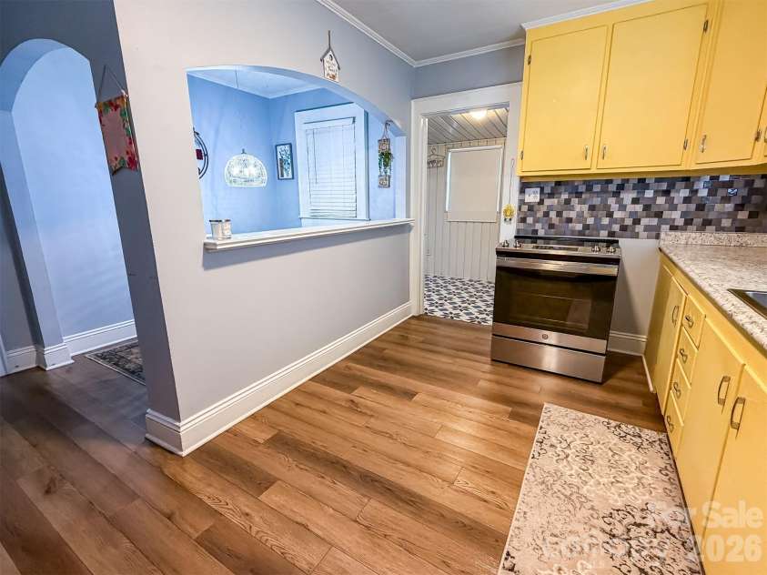 29 10th Street, Hickory, NC 28602.  MLS# CAR4413336, YatesRealty ID 43171. 