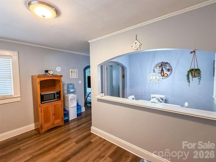 29 10th Street, Hickory, NC 28602.  MLS# CAR4413336, YatesRealty ID 43171. 