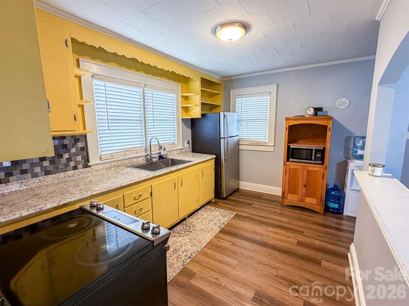 29 10th Street, Hickory, NC 28602.  MLS# CAR4413336, YatesRealty ID 43171. 