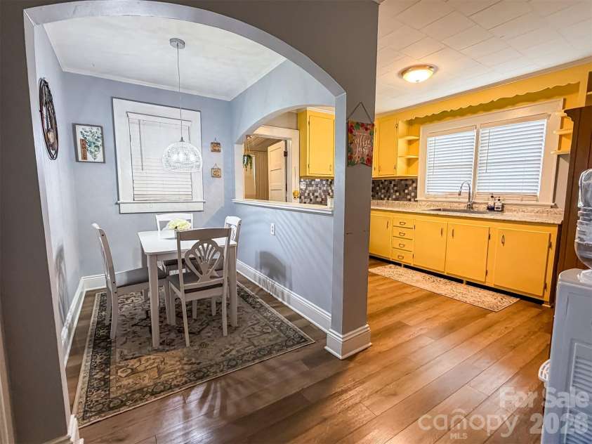 29 10th Street, Hickory, NC 28602.  MLS# CAR4413336, YatesRealty ID 43171. Breakfast nook