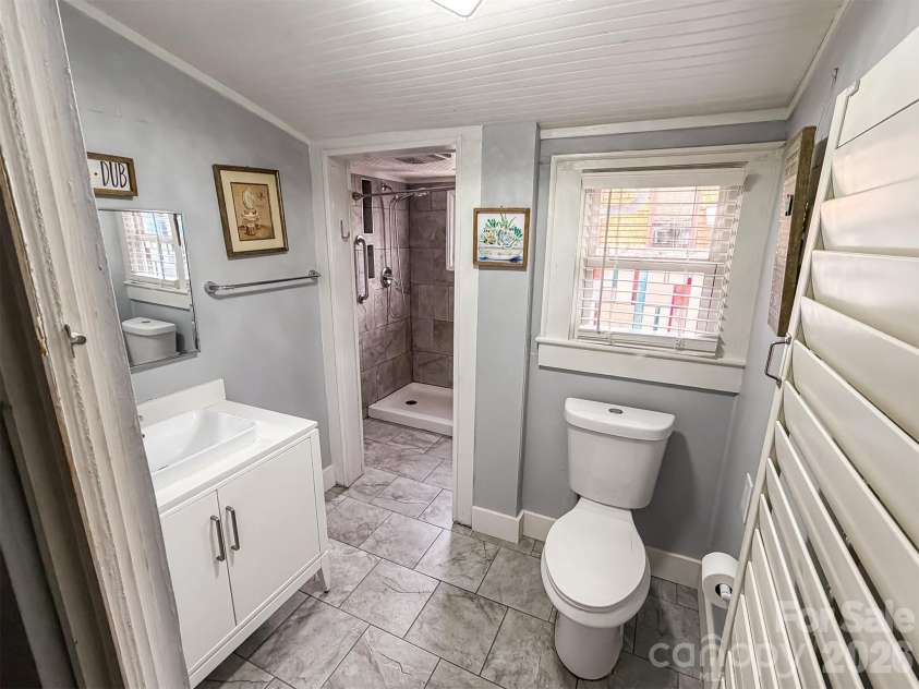 29 10th Street, Hickory, NC 28602.  MLS# CAR4413336, YatesRealty ID 43171. Full bath
