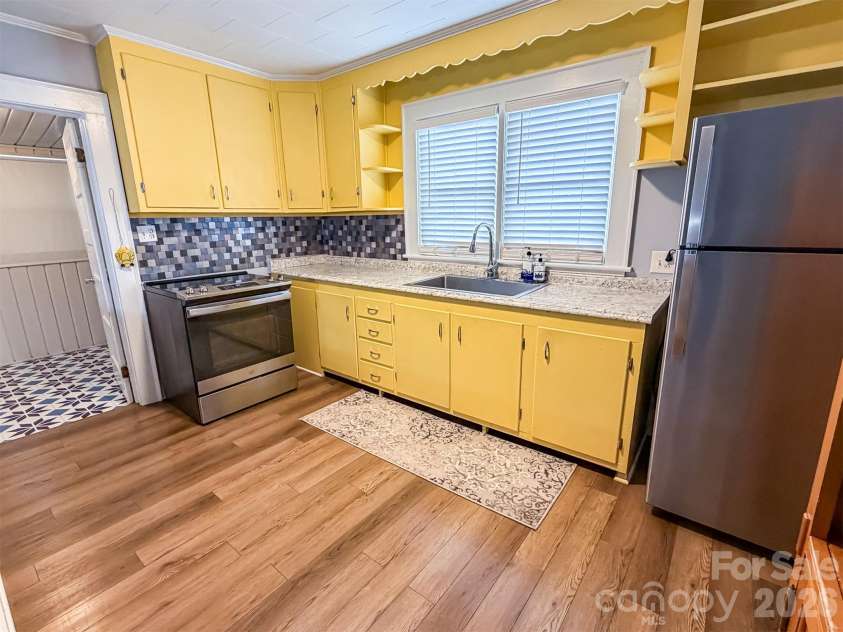 29 10th Street, Hickory, NC 28602.  MLS# CAR4413336, YatesRealty ID 43171. Kitchen