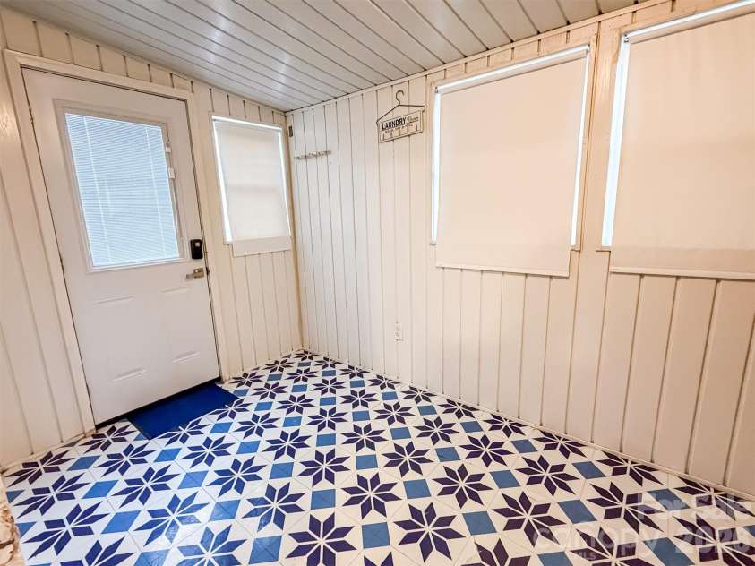 29 10th Street, Hickory, NC 28602.  MLS# CAR4413336, YatesRealty ID 43171. Mud room/utility room/laundry