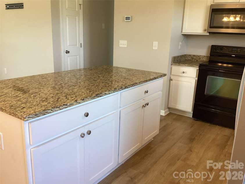 109 Wheat Field Drive, Shelby, NC 28152.  MLS# CAR4413358, YatesRealty ID 43175. Additional cabinet space in kitchen