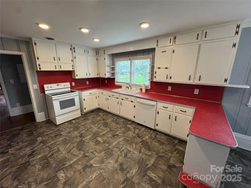 603 Main Street, Rock Hill, SC 29730.  MLS# CAR4234795, YatesRealty ID 4318. Large Kitchen